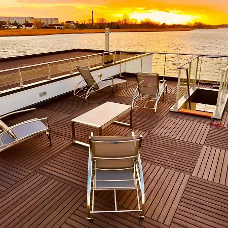 Holiday home Schwimmendes Haus Luette *