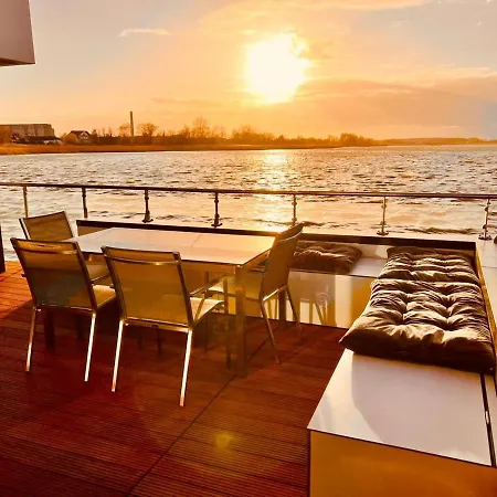 Holiday home Schwimmendes Haus Luette Ribnitz-Damgarten