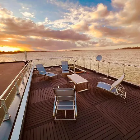 Schwimmendes Haus Luette *